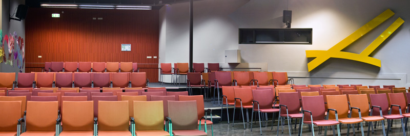 Het beeld aan de muur in het theater