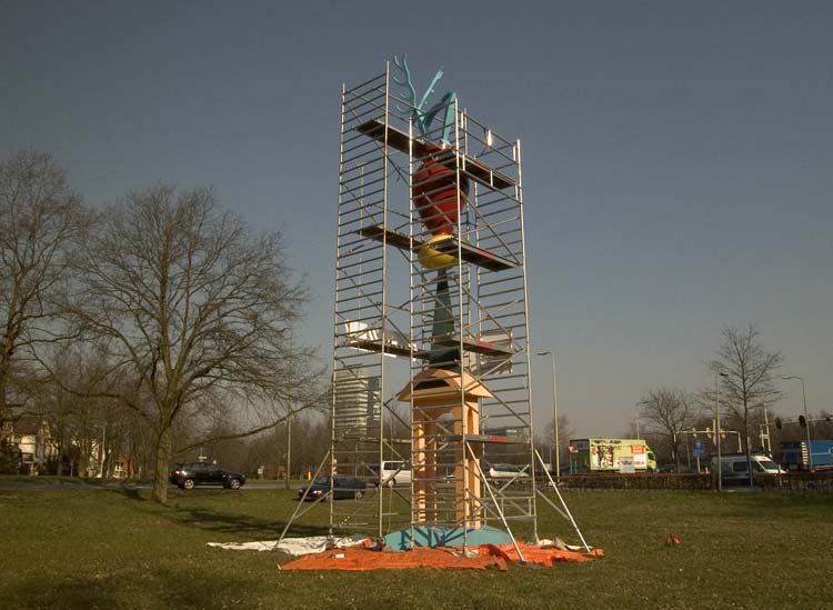 om veilig geschilderd te worden staat het beeld van twaalf meter in de steigers, © André Boone