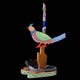 een gekleurd beeld van een open hand met daarop het symbool van christus en een kleine figuurtje met een klein vogeltje op hoofd