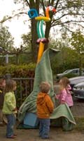 De peuters van het kinderdagverblijf onthullen het beeld
