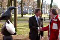 Nomen Nescio, in brons, met voormalige minister Roger  feliciteert André Boone