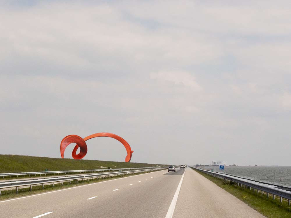 het ontwerp een oorijzer van een monumentale maatvoering. Het is een langgerekte vorm uitgevoerd in cortenstaal van ongeveer 30 meter lang, 8 meter hoog en 10 meter breed, Op het eerste gezicht ziet de vorm er uit als een golf die tegen de dijk slaat. Zij vertoont telkens een andere aanblik in het passeren. © André Boone