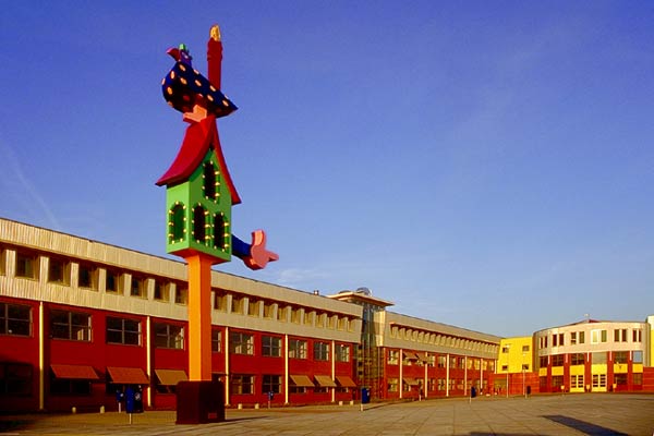  The sculpture Perge 850 x  314 x 229 cm, material: corten steal, neon and paint
