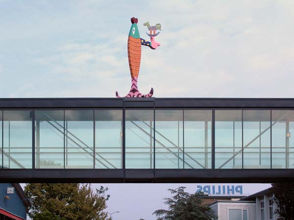 De zalm van Lugh boven op het dak van de loopbrug, ©andré boone