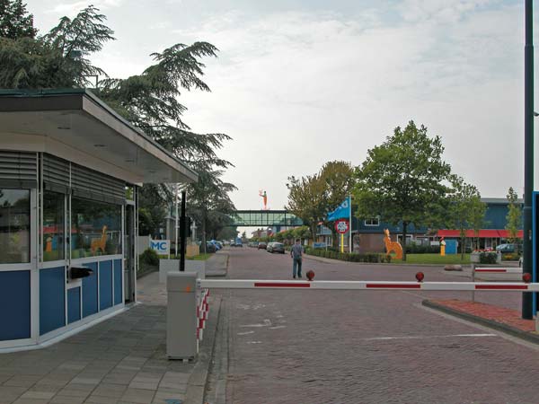 Ingang van het fabrieksterrein. Rechtvooruit op het dak staat de Zalm van Lugh, links de beelden het is neit zo, de Giraf en de gevrfde vogel, ©andré boone