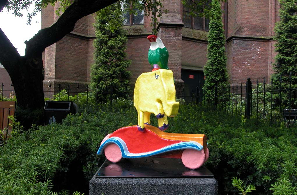 een bugatti met daarop een olifant en een vogel