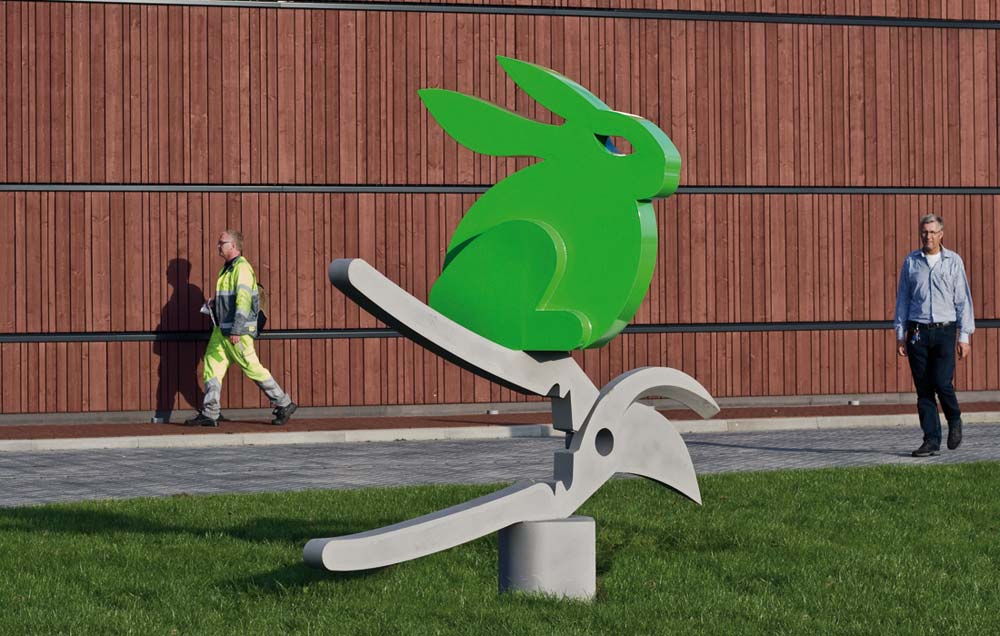 het beeld het pooltje heeft een schaar om mee te denken om het terein van Circulus Berkel in Zutphen