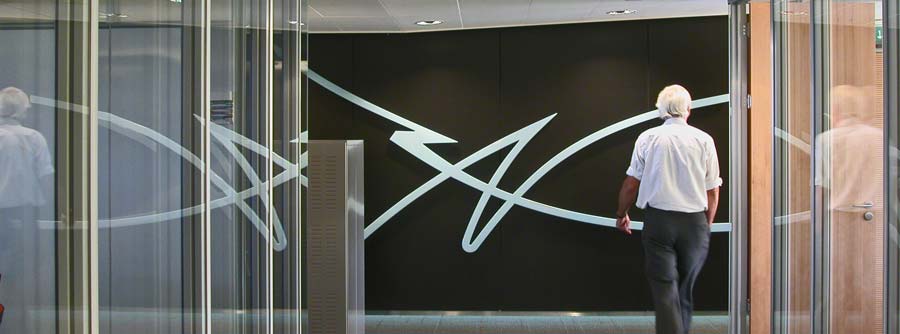 blauw reliëf, calligrafisch teken van een a, © André Boone
