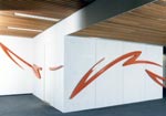 vermiljoenkleurig reliëf materiaal, hout, polyester en verf hoog 220 cm, lang 1200 cm, dikte 6 cm