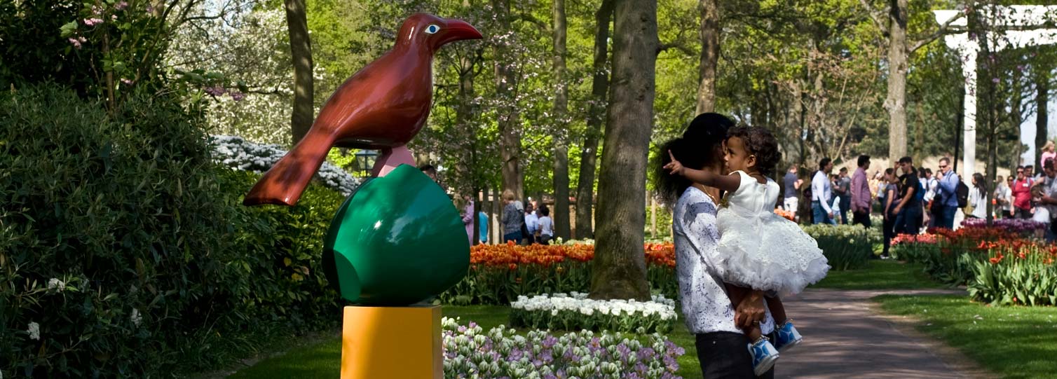 a baby wijst naar het beeld