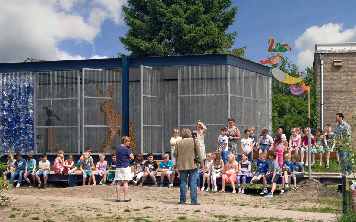 schoolkinderenbezoeken de tentoonstelling in het Petpaviljoen