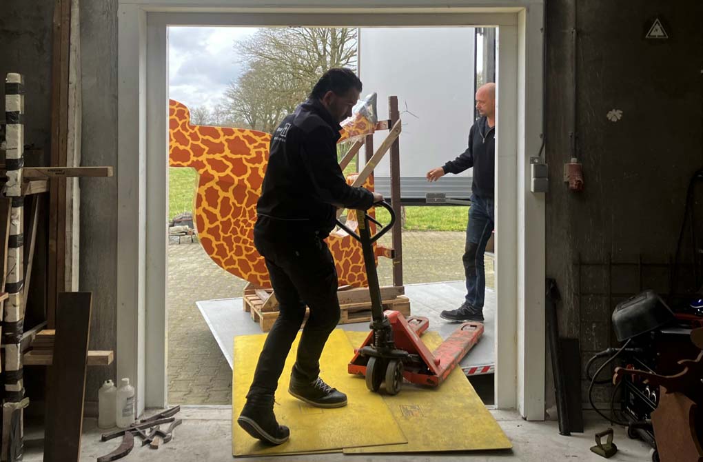 het beeld onderweg en tijdens de plaatsing op de keukenhof 