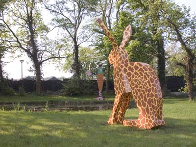 een haas met de schutskleuren in de tuin van de galerie, ©andré boone