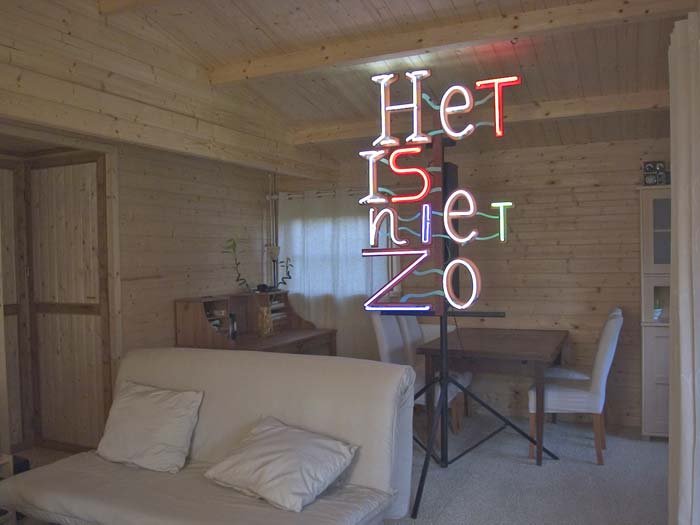 het neonbeeld in het interieur van een woonkamer als een ode aan de vermoorde columnist, presentator en cineast Theo van Gogh, ©andré boone