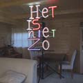 het neonbeeld het is niet zo in een woonkamer met als titel voor Theo