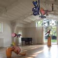 het interieur van de galerie met oa hangend aan het plafond gekleurd beeld van een caravan voortgetrokken door een vliegtuig