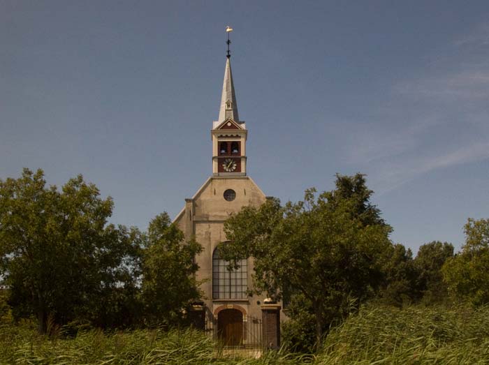 In het oude kerk aan de Groote Sloot in Sint Maartensbrug staat voor het spreekgestoelte in neonletters het is niet zo